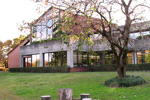 秦野市立図書館開館